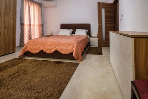 Modern 3 bedroom Apartment in Luqa (Sleeps 6) Condominio in Malta