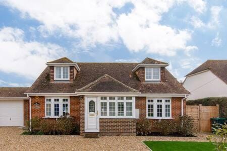 Spacious home for 8 in Witterings - walk to beach House in West Wittering