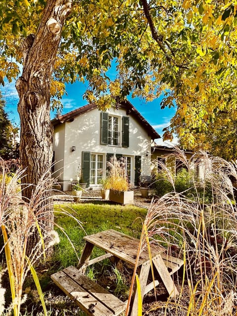 Property building, Spring, Day, Garden, Garden view