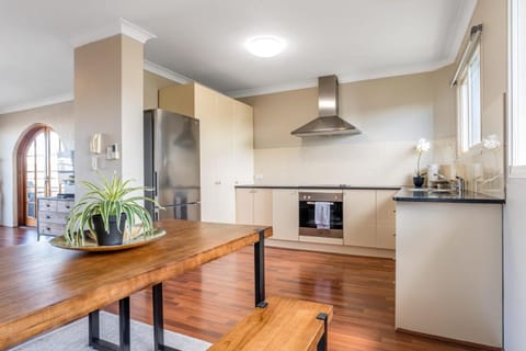 Inner City Pad, Indooroopilly Condo in Indooroopilly