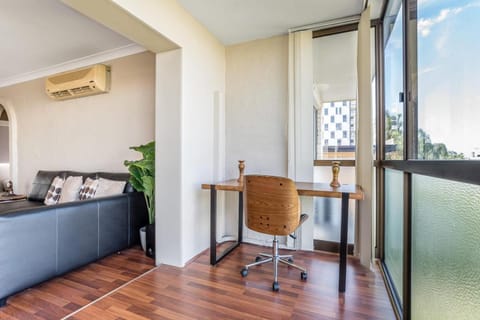 Inner City Pad, Indooroopilly Condo in Indooroopilly