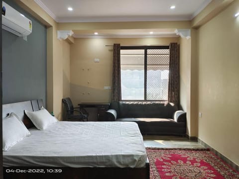 Bed, Seating area, Bedroom, air conditioner