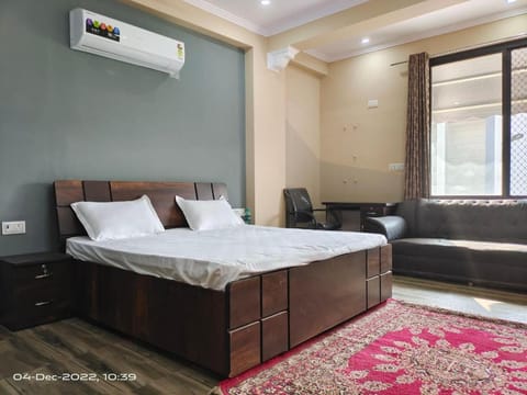 Bed, Photo of the whole room, Seating area, Bedroom, air conditioner