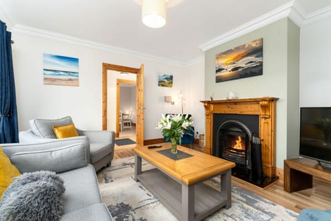 Property building, TV and multimedia, Living room, Seating area, fireplace, internet