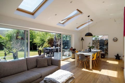 Gorgeous home for 12 - Walk to Beach - Sea View House in West Wittering