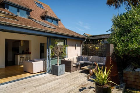 Gorgeous home for 12 - Walk to Beach - Sea View House in West Wittering