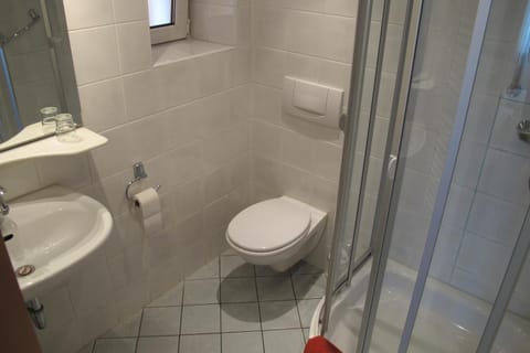 Shower, Toilet