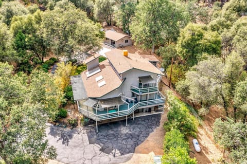 Hodges Hill Hideout w Pool -Hot Tub -BBQ -Pet Friendly House in Oakhurst