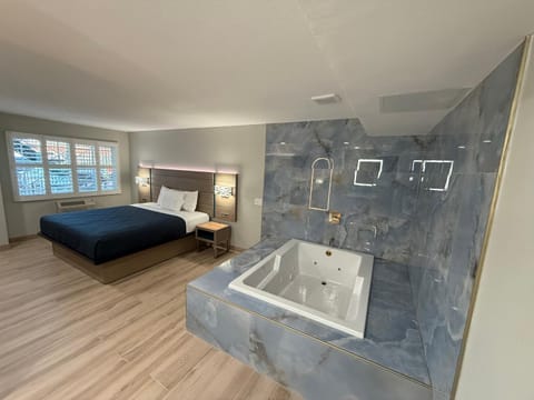 Hot Tub, Bedroom