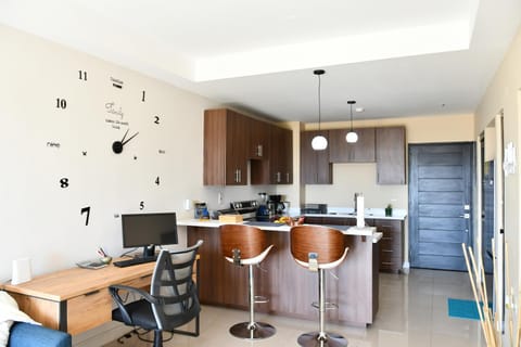 Kitchen or kitchenette, Dining area, minibar