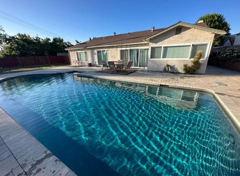 Pool Sunny Kitchen King Beds 3 Bdrm House in Simi Valley