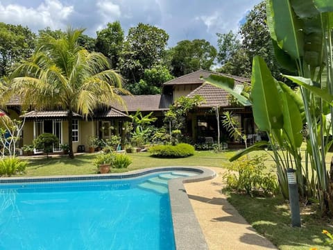 Lui Farm Villa - Private Villa for Staycation & Retreat Chalet in Hulu Langat