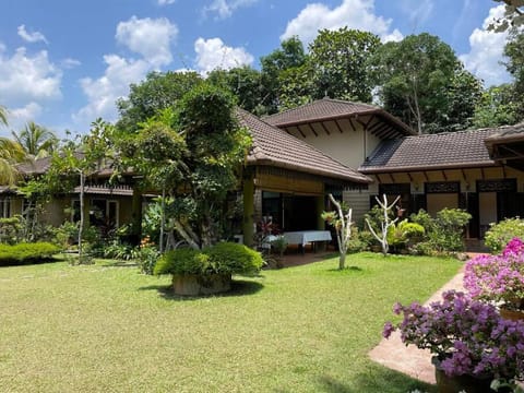 Lui Farm Villa - Private Villa for Staycation & Retreat Chalet in Hulu Langat