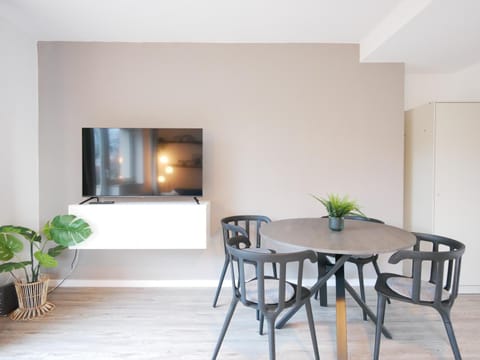 TV and multimedia, Living room, Dining area, Evening entertainment