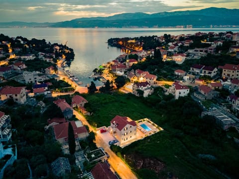 Property building, Nearby landmark, Neighbourhood, Natural landscape, Bird's eye view, City view, Mountain view, Sea view, Street view, Sunset