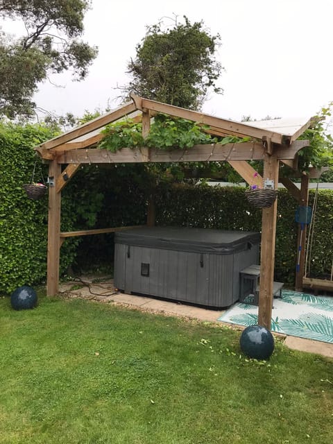Annexe in lymington with private use of hot tub Apartamento in Lymington