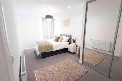Luxury 2 bed Serviced apartment in Dartford Kent Condo in Dartford