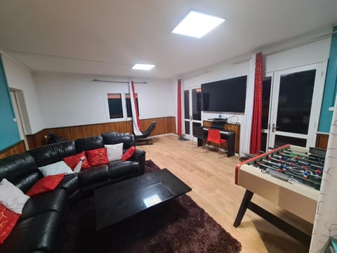 Game Room, Living room, Seating area