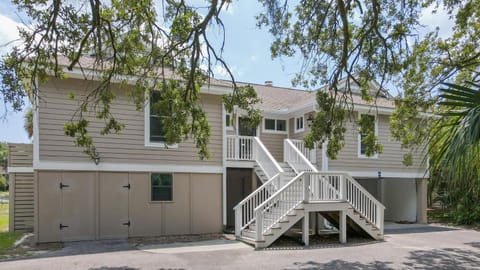 Property building, Facade/entrance, Day