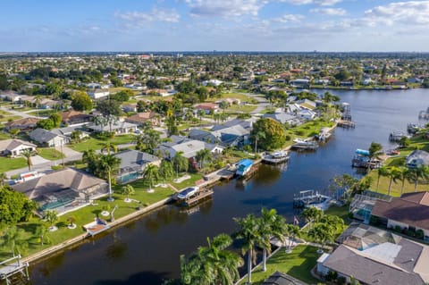 Gulf Access, Sleeps 14 - Calusa Paradise House in Cape Coral