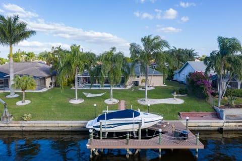 Gulf Access, Sleeps 14 - Calusa Paradise House in Cape Coral