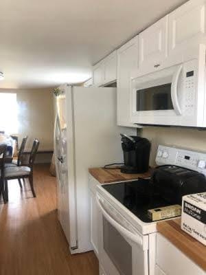 Kitchen or kitchenette, pet friendly, stove