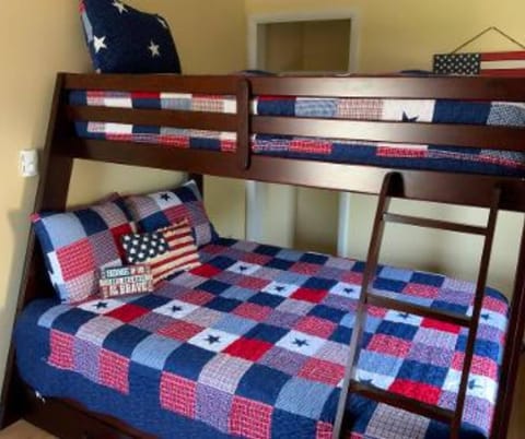 Bedroom, bunk bed