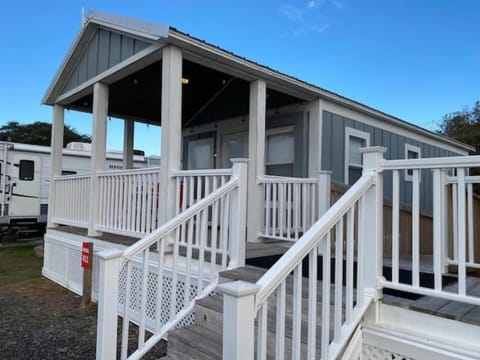 Surf City 2BR Park Home with Waterfront View and Parking House in Surf City