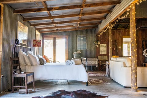 The Shearing Shed - Boutique Farm Stay House in Cowra
