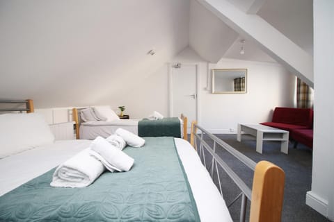 Stunning 4 Bedroom Flat - Near City Centre Condo in Swansea