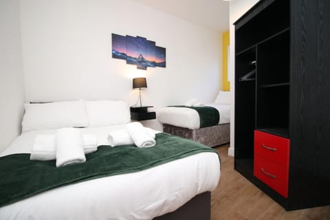Stunning 4 Bedroom Flat - Near City Centre Condo in Swansea