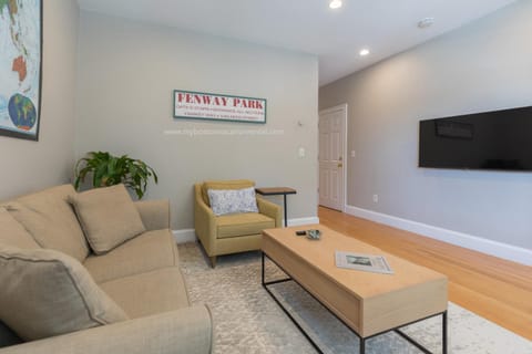 Sunny convenient home w/ private patio! Easy walk to everything! Condo in South Boston