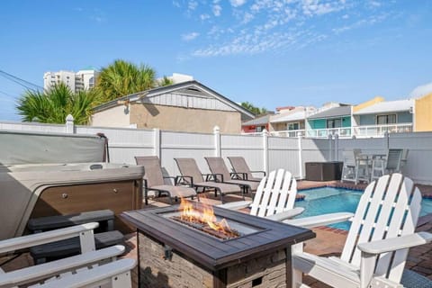 Seas The Day - Private Pool, Hot Tub, Fire Pit, Golf Cart, BBQ, FREE Daily Activities, & More! House in Lower Grand Lagoon