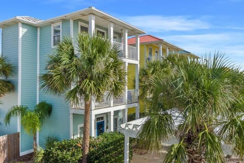 Beach Daze 2 large homes with heated pools and only 2 blocks 2 beach Casa in Lower Grand Lagoon