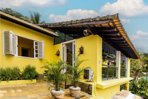 Casa Amarela Bed and Breakfast in Angra dos Reis
