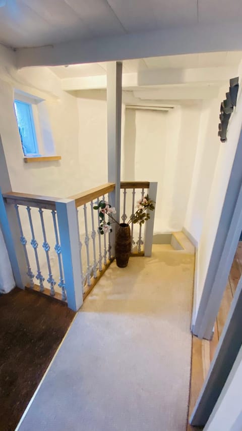 SPINDRIFT is A Beautiful Newly Refurbished THREE BEDROOM Private Family House located on the OLD HARBOUR and the COASTAL PATH in the Heart of Beautiful POLPERRO Haus in Polperro