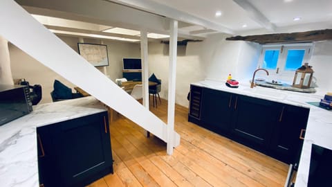 SPINDRIFT is A Beautiful Newly Refurbished THREE BEDROOM Private Family House located on the OLD HARBOUR and the COASTAL PATH in the Heart of Beautiful POLPERRO House in Polperro