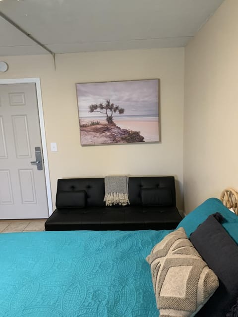 Budget friendly studio condo! Heart of Gulf Shores across from the Hangout! Haus in West Beach