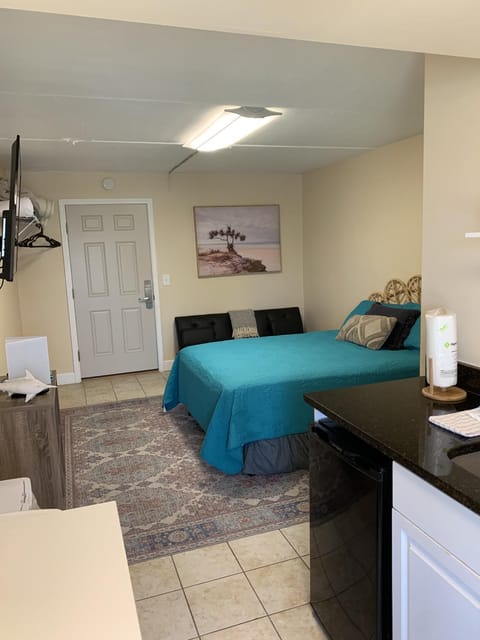 Budget friendly studio condo! Heart of Gulf Shores across from the Hangout! Haus in West Beach