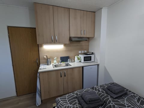 Kitchen or kitchenette, minibar