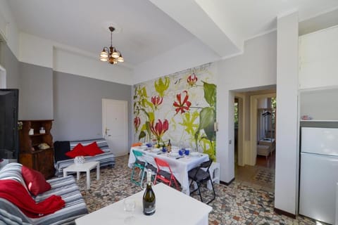 Living room, Seating area, Dining area, Drinks