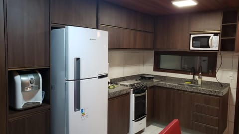 Kitchen or kitchenette, minibar, oven, stove