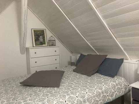 Photo of the whole room, Bedroom