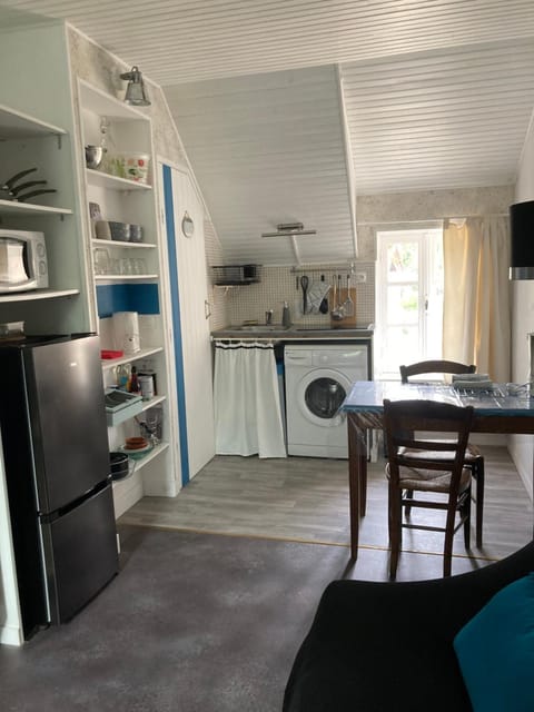 Kitchen or kitchenette, Dining area, minibar, stove