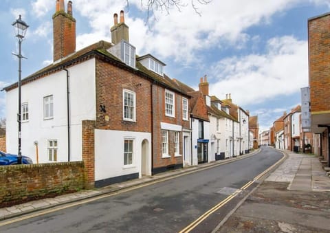 Charming three-bedroom central townhouse House in Chichester