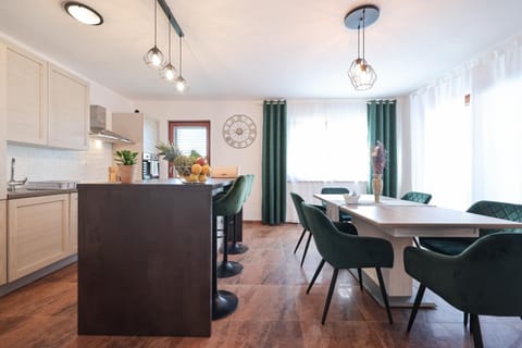 Kitchen or kitchenette, Dining area, minibar, pet friendly, stove