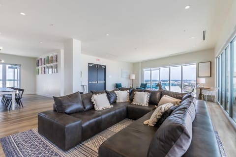 Elegant 6 BR Condo with Beach and City Views, 2 large balconies, Next to the Hangout! Casa in West Beach