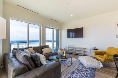 Spacious 4 BR Beachfront, Luxury Condo Next to the Hangout- GP 301 House in West Beach