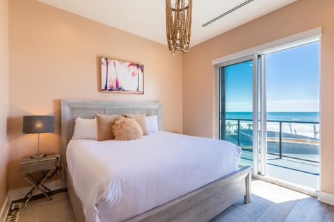 Luxury 4 BR Beachfront Condo with Rooftop Pool Next to the Hangout! GP 303 Maison in West Beach
