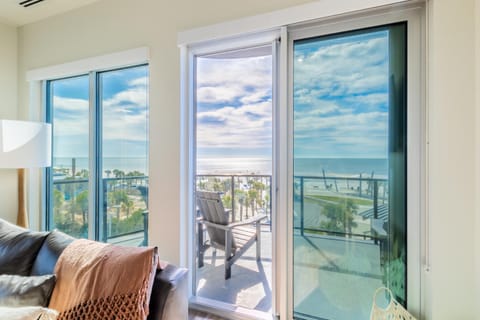 Elegant 4 BR Beachfront, Luxury Condo with Rooftop Pool Next to the Hangout House in West Beach